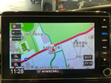 ダッシュボードに自然に溶け込むようにデザインされた純正メモリーナビゲーション。