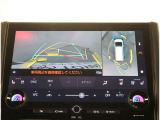 【パノラマモニター】に搭載した4つのカメラにより、車を真上から見ているような映像を表示。運転席から確認しにくい車両周囲の状況を把握できます。