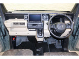 操作性に優れた運転席となります!小物入れや各ボタンの配置にこだわり、使いやすいです!座り心地もよく視認性も良好なのでロングドライブもお任せ下さい!
