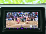停車中に楽しめるTV機能。長距離移動や休憩時間に、ニュースや番組を視聴できます。車内時間を快適に過ごせる便利な機能です。様々なコンテンツをお楽しみください。