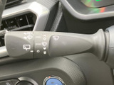 雨の日の運転をサポートするワイパーレバー。操作しやすい位置に配置され、視界をクリアに保ちます。