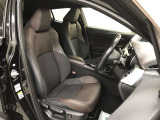 スポーツカーのシートを基に設計されたホールド性の高いシートです。きついカーブでも姿勢が崩れにくく、自然で快適なドライビングポジションで運転可能です。快適性はもちろん、仕立ての良さにもこだわっています。