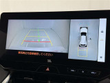 後方の見える安心をお届けするバックガイドモニター付:バックするときのアシストラインもあって楽々バック!車庫入れや縦列駐車をサポートし、苦手な駐車も安心です!今やもう手放せない装備ですネ♪