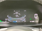 洗練されたデザインのメーターパネルが、運転の楽しさを引き立てます。速度や燃費などの情報を、見やすく表示しています。