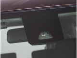フロントガラス上部に装備されたカメラで前方を常に監視!被害軽減ブレーキや車線逸脱防止支援システムも装備し安全運転をサポートします!!
