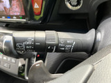 雨天時でもクリアな視界を確保できるワイパーレバー。運転の安全性を高めます。操作も簡単で便利です。