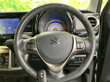 握りやすいステアリングで、快適な運転操作をサポートします。操作性にも優れており、スムーズなハンドリングを実現します。運転の楽しさを高めます。