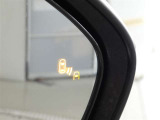 ブラインドスポットモニター装備。隣車線を走る車両を検知。ドアミラーでは確認しにくい後方、側方エリアに存在する車両や急接近してくる車両も検知しドアミラーに搭載されたLEDインジケーターが点灯します。