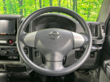 インテリアに合わせたデザインのステアリングは、運転される方のことも考え、運転しやすい形状、大きさです。是非一度、実際に触ってお確かめください。