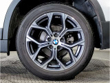 BMWの純正アロイホイールは軽量かつ強度にも優れているホイールで走行性能を引き上げる設計になっております。足元にもBMWは妥協がなくこだわっている個所になります。