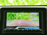 後方確認をサポートするモニター。駐車時の安全性を高め、狭い場所でも安心して運転できます。運転の苦手な方にもおすすめです。視認性の高い画面です。