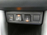 運転席と助手席には寒い時にうれしいシートヒーターが装備されてます。