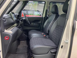 洗練されたデザインの室内空間。ドライバー視点での操作性を追求し、快適な運転をサポートします。