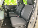 広々とした室内空間が魅力。運転席からの視界も良好です。快適なドライブをサポートします。使い勝手の良い空間設計です。