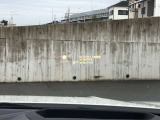 HUD: ヘッドアップディスプレイはドライバーが前方に集中できるよう、ナビや車速情報をフロントガラスに投影するシステムです。