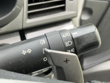 操作しやすいウインカーレバーは、安全運転に欠かせません。確実な操作感で、周囲への意思表示をスムーズに行えます。機能性もデザイン性も優れています。