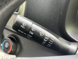 雨の日の運転をサポートするワイパーレバー。操作も簡単で、様々な状況に対応できます。視界を確保し、安全運転を心がけましょう。