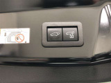 【パワーバックドア】スイッチひとつでバックドアを自動開閉。操作はスマートキー、運転席側インパネスイッチ部、バックドア下端部の各スイッチで行えます。