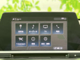 多彩な機能を一台にまとめたナビゲーションシステム。目的地設定からオーディオ操作まで、直感的な操作で快適なドライブをサポートします。