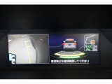 様々な情報を映し出すマルチファンクションディスプレイ。シフトレバーをリバースにすると連動してサイドカメラ映像&バックセンサーに切り替わります。スイッチ一つでフロントカメラへの切り替えも出来ます