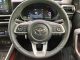握りやすいステアリングは、操作性も抜群。ステアリングスイッチで、オーディオや通話も簡単に行えます。