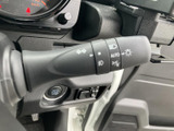 操作感の良いウインカーレバーで、スムーズな車線変更をサポートします。オートリターン機能も搭載し、安全運転をサポートする機能が充実しています。