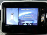 【全周囲モニター】車を上空から見下ろしたような映像をカーナビ画面に映し出し、車庫入れや縦列駐車をサポートしてくれます。