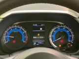 視認性の高いメーター類で、運転に必要な情報をしっかり確認できます。洗練されたデザインが、印象的な空間を演出します。