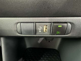 充電用USB端子付き。スマートフォンなどの充電に便利です。
