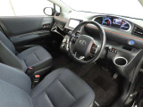 シンプルで使いやすいデザインの運転席です。