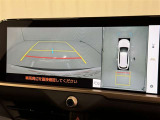 後方の見える安心をお届けするバックガイドモニター付:バックするときのアシストラインもあって楽々バック!車庫入れや縦列駐車をサポートし、苦手な駐車も安心です!今やもう手放せない装備ですネ♪