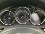 視認性の高いメーター類が、運転に必要な情報を的確に伝えます。運転に集中できる、シンプルでわかりやすいデザインです。