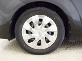 【ホイールカバー】純正なので車に似合うデザインになっていますね。スタッドレスタイヤもご相談下さい。