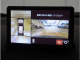 【360&deg;ビュー・モニター】クルマを真上から見たような俯瞰(ふかん)映像や助手席側のサイド映像など、視点を切り替えて表示。さまざまなアングルで視界をサポートします。