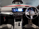 BMWの運転席はドライバーオリエンテッドという構造を採用。ドライバー目線の操作がしやすい設計になっており、ドライブ中にも目線の移動が少なく運転中にも簡単に操作ができます。