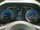 視認性の高いメーターで、速度やエンジン回転数を一目で確認できます。運転に必要な情報を的確に伝え、快適なドライビングをサポートします。