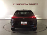 レクサスの象徴ともいえる左右のL字形状をひとつなぎとした真一文字のテールランプ!継ぎ目なく発光するシャープかつワイドな光がレクサスらしさを強調!空力性能を高めた形状で、機能性とデザイン性を両立!