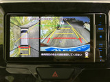 後方の状況をしっかり確認できるバックモニター。狭い場所での運転も、より安全に進めます。運転に自信がない方にもおすすめです。