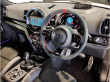 MINIの内装はとにかく『円』に拘ったデザインコンセプトが一目で伝わってきます。これほど円形に拘った車は他に御座いません。伝統のデザイン、トグルスイッチなど遊び心のある内装で御座います。