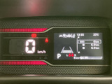 視認性の高いメーターで、速度やエンジン回転数を一目で確認できます。運転に必要な情報を的確に把握し、安全運転をサポートします。