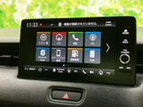 見やすい大型ディスプレイが、快適なドライブをサポート。多様な機能で、毎日の移動がより便利になります。Bluetooth接続も可能です。