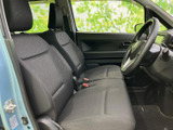 運転席からの視界は広く、運転しやすい環境です。シート形状も工夫されており、長距離運転でも疲れにくいでしょう。