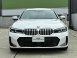 【BMWの伝統】BMWの特徴的な&ldquo;キドニーグリル&rdquo;は、80年以上続く伝統の形でございます。変わらないこだわりのデザインが、プレミアムブランド&ldquo;BMW&rdquo;を創り出します。