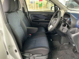 運転のしやすさや、乗り降りにも配慮した運転席