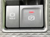 【電動パーキングブレーキ】パーキングブレーキは便利な電動式!ボタン一つで操作でき、アクセルを踏めば自動で解除されます♪レバーやペダルが無いので運転席廻りもすっきりしますね♪