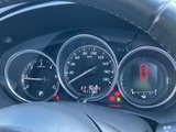 視認性の高いメーターで、速度やエンジン回転数を一目で確認できます。運転に必要な情報を的確に捉え、集中して運転できます。