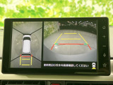 後方確認がしやすいカメラ付き。駐車時の安全性を高め、狭い場所でもスムーズに動けます。