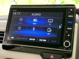 CDやラジオ、USBなど、様々なメディアに対応。お好みの音楽を車内で楽しめます。音質調整機能も充実しており、快適なドライブを演出。
