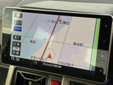 鮮明なディスプレイが、目的地までのナビゲーションをサポート。スムーズな移動を安心して楽しめます。詳細な地図表示で、初めての道もラクラク。