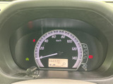 視認性の高いメーター類で、運転に必要な情報を的確に把握できます。走行距離も確認でき、安心のカーライフをサポートします。